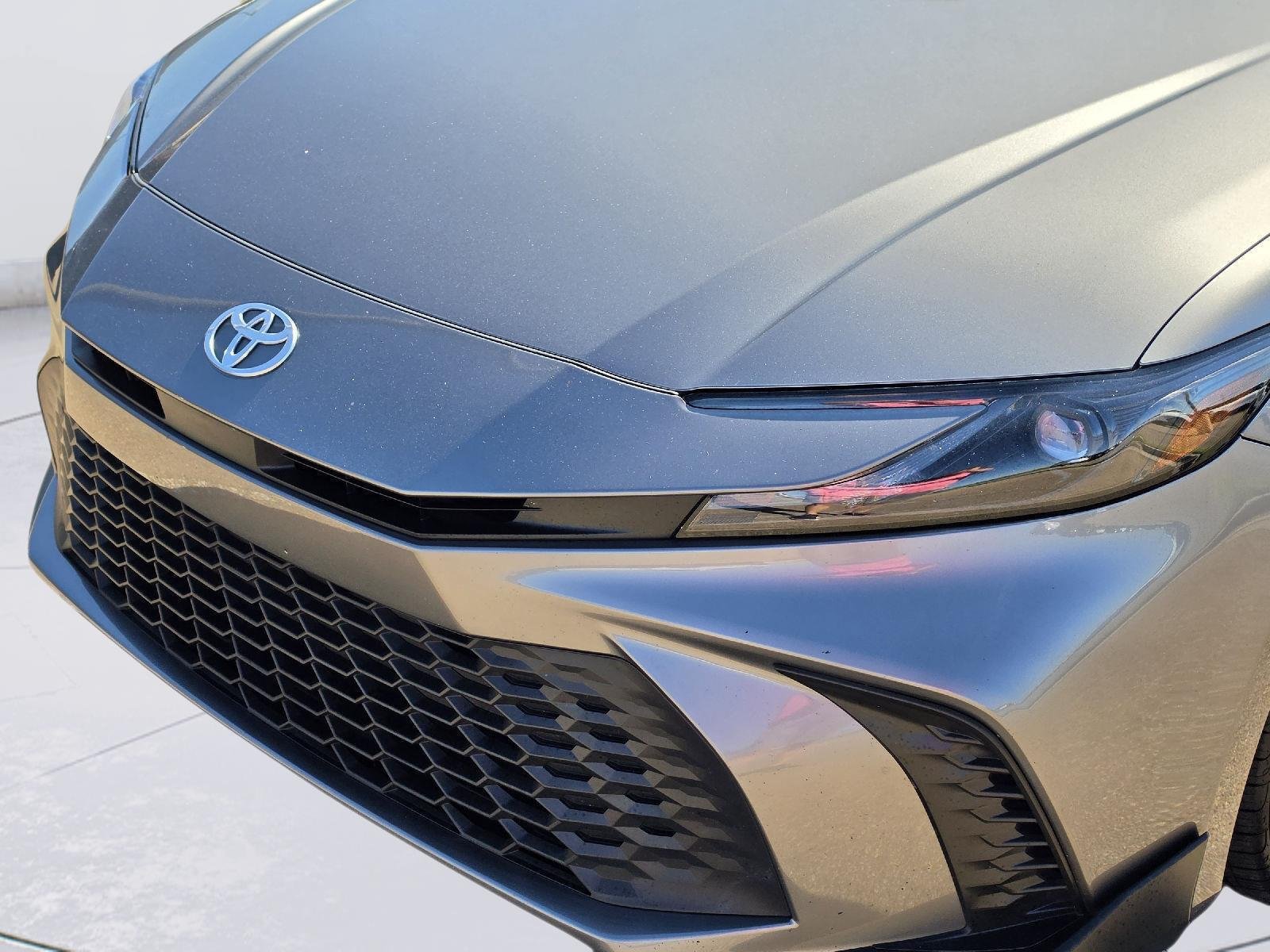 Used 2025 Toyota Camry SE FWD image 9