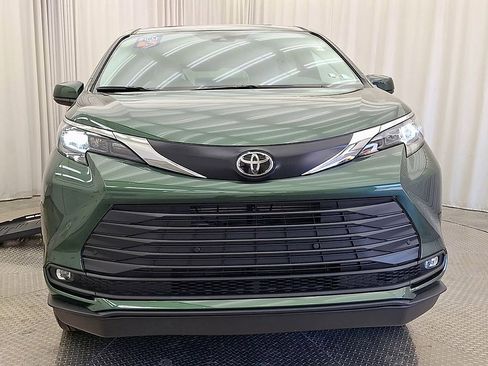Used 2026 Toyota Sienna XLE FWD image 6