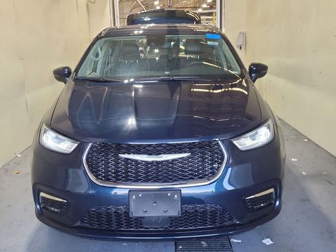 Used 2023 Chrysler Pacifica Touring-L FWD image 2