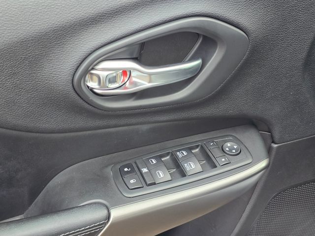 Used 2020 Jeep Cherokee Latitude w/ Cold Weather Group FWD image 32