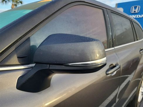 Used 2021 Toyota Highlander LE image 7