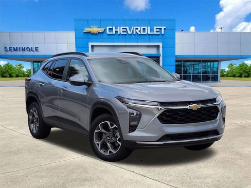 Used 2024 Chevrolet Trax LT w/ Driver Confidence Package FWD image 1