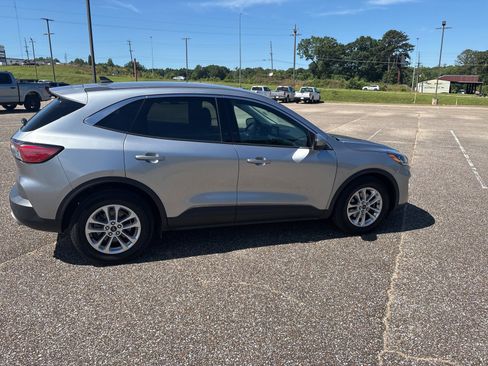 Used 2021 Ford Escape SE FWD image 3