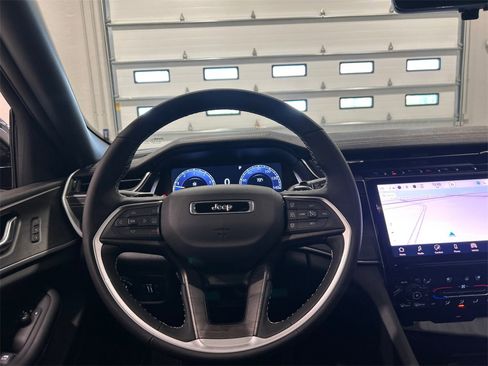 New 2025 Jeep Grand Cherokee Limited w/ Luxury Tech Group II image 30