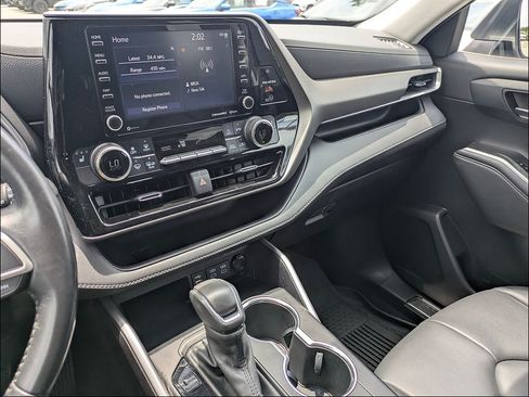 Used 2022 Toyota Highlander XLE FWD image 18