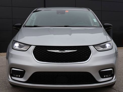 Used 2024 Chrysler Pacifica Touring-L image 7