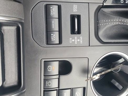 Used 2023 Toyota Highlander XLE image 28