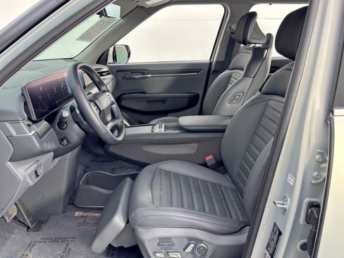 Used 2024 Kia EV9 Land image 17