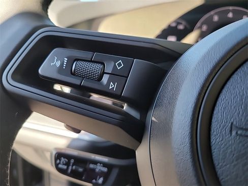 Used 2025 Porsche Cayenne image 23