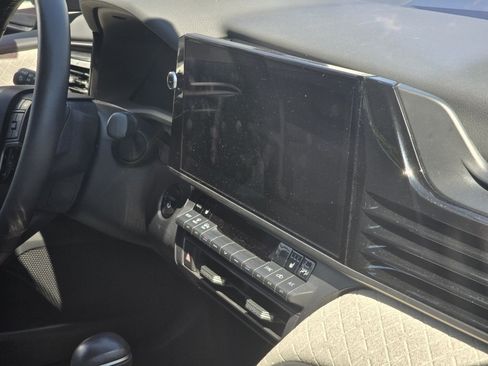 Used 2025 Toyota Camry XLE AWD/4WD image 11