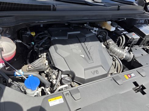 Used 2023 Kia Carnival LX FWD image 17