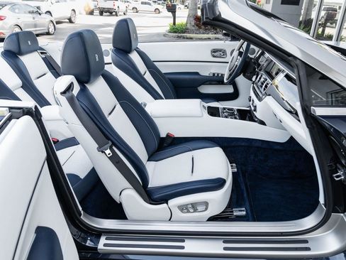 Used 2018 Rolls-Royce Dawn image 21