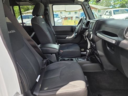Used 2018 Jeep Wrangler Unlimited Sahara w/ Connectivity Group AWD/4WD image 23