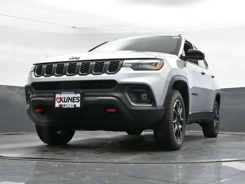 Used 2025 Jeep Compass Trailhawk w/ Trailer Tow Group AWD/4WD image 44