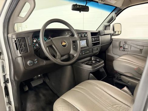Used 2018 Chevrolet Express 2500 RWD image 10