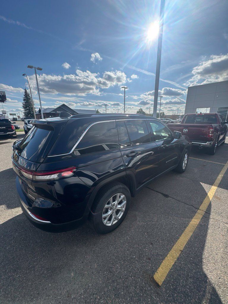 Used 2023 Jeep Grand Cherokee Limited AWD/4WD image 4