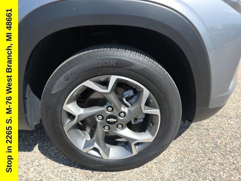 Used 2025 Chevrolet Trax LT FWD image 8
