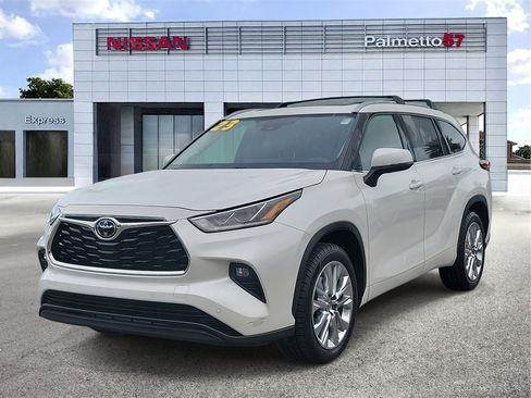 Used 2023 Toyota Highlander Limited image 3
