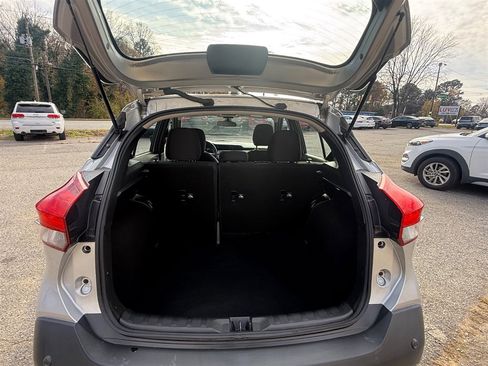 Used 2020 Nissan Kicks S image 30