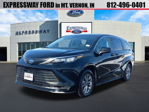 Used 2024 Toyota Sienna LE image 1