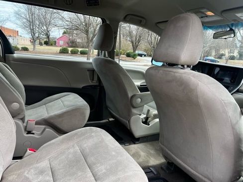 Used 2017 Toyota Sienna L image 18