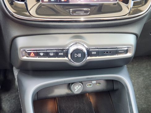 Used 2025 Volvo XC40 B5 Core w/ Protection Package Premier image 26