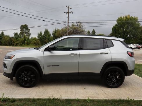 New 2025 Jeep Compass Latitude w/ Sun & Sound Group image 28