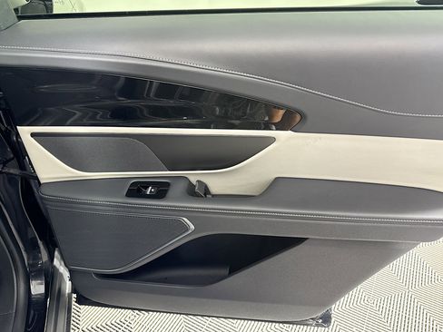 Used 2024 Lincoln Nautilus Premier image 27