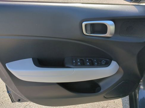 Used 2025 Hyundai Venue SEL image 22