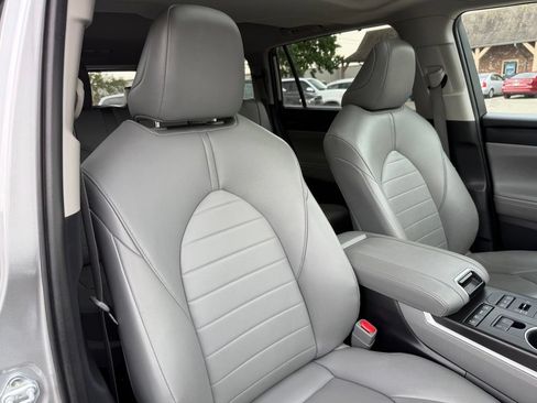 Used 2021 Toyota Highlander XLE AWD/4WD image 22