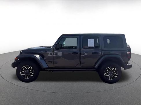 Used 2025 Jeep Wrangler Unlimited Sahara AWD/4WD image 7