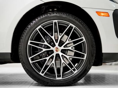 Certified 2026 Porsche Macan AWD/4WD image 32