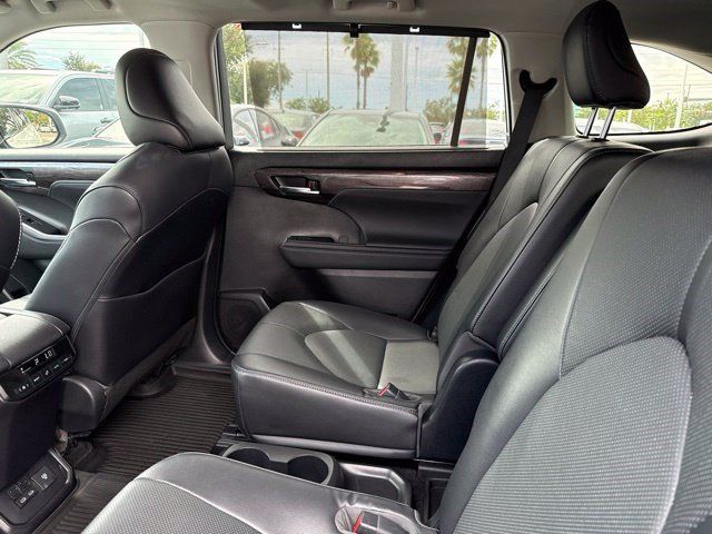 Used 2023 Toyota Highlander Limited FWD image 8