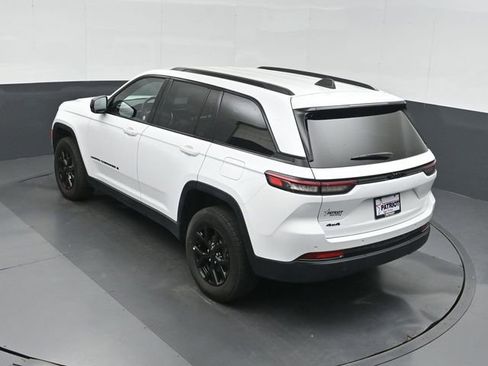 Used 2025 Jeep Grand Cherokee Altitude AWD/4WD image 32