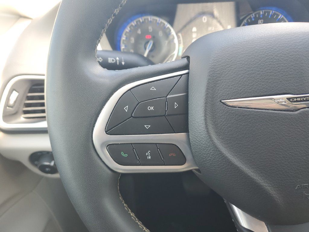 Used 2024 Chrysler Pacifica Touring-L FWD image 19
