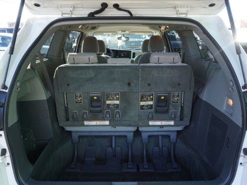 Used 2016 Toyota Sienna LE image 10
