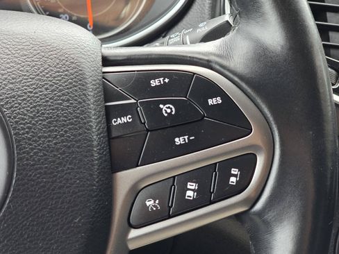 Used 2019 Jeep Cherokee Limited w/ Luxury Group AWD/4WD image 12
