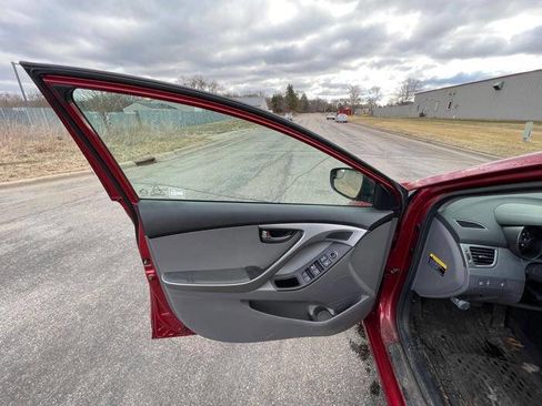 Used 2014 Hyundai Elantra SE image 22