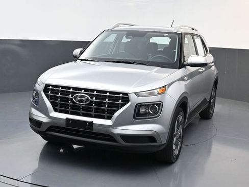 Certified 2025 Hyundai Venue SEL image 8