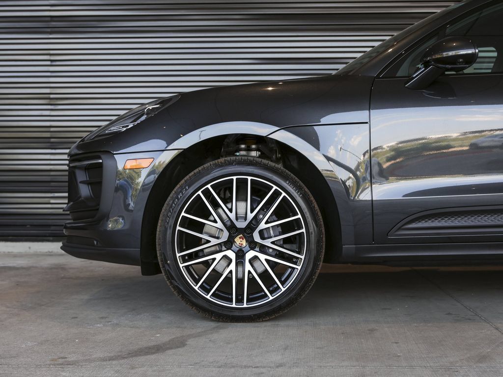 Certified 2026 Porsche Macan AWD/4WD image 12