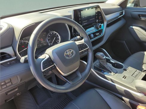 Used 2022 Toyota Highlander XLE image 23