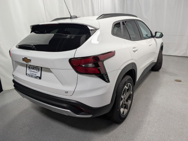 New 2026 Chevrolet Trax LT w/ Sunroof Package FWD image 3
