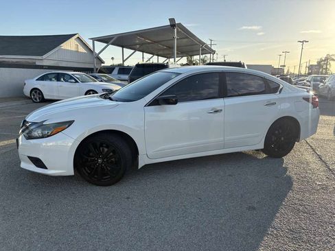 Used 2017 Nissan Altima 2.5 SR w/ Midnight Edition Package FWD image 2