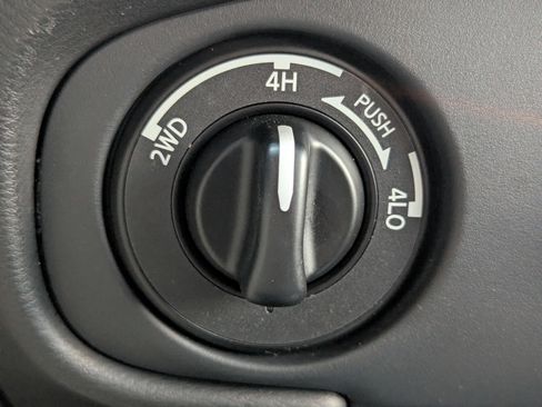 Used 2024 Nissan Frontier SV image 25