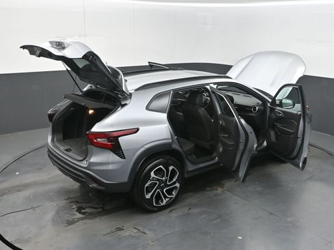 Used 2026 Chevrolet Trax RS w/ Sunroof Package FWD image 46