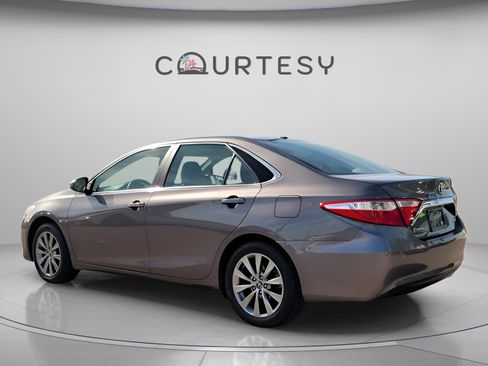 Used 2017 Toyota Camry XLE image 3