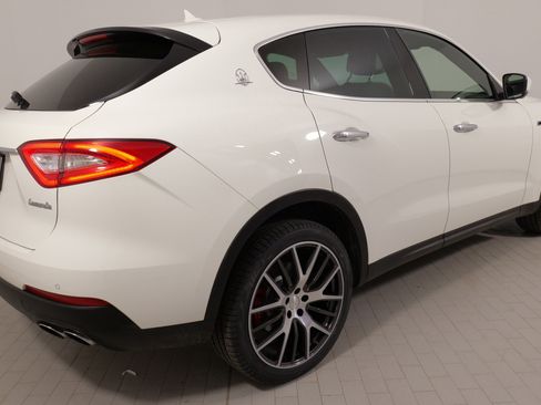 Used 2018 Maserati Levante image 11