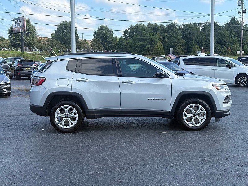 Used 2025 Jeep Compass Latitude AWD/4WD image 4