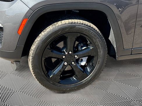 Used 2024 Jeep Grand Cherokee Limited w/ Black Appearance Package image 36