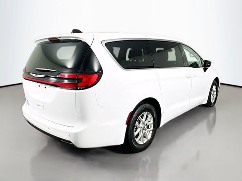 Used 2024 Chrysler Pacifica Touring-L image 7
